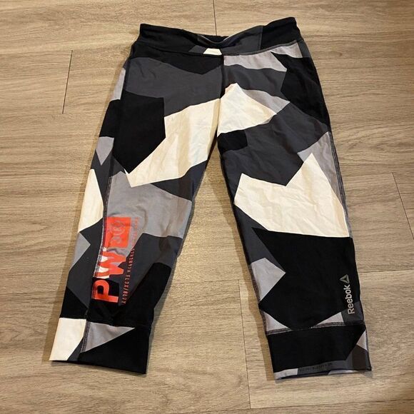 Reebok women's camo print grey/black/white spandex capri leggings size medium - Picture 1 of 8